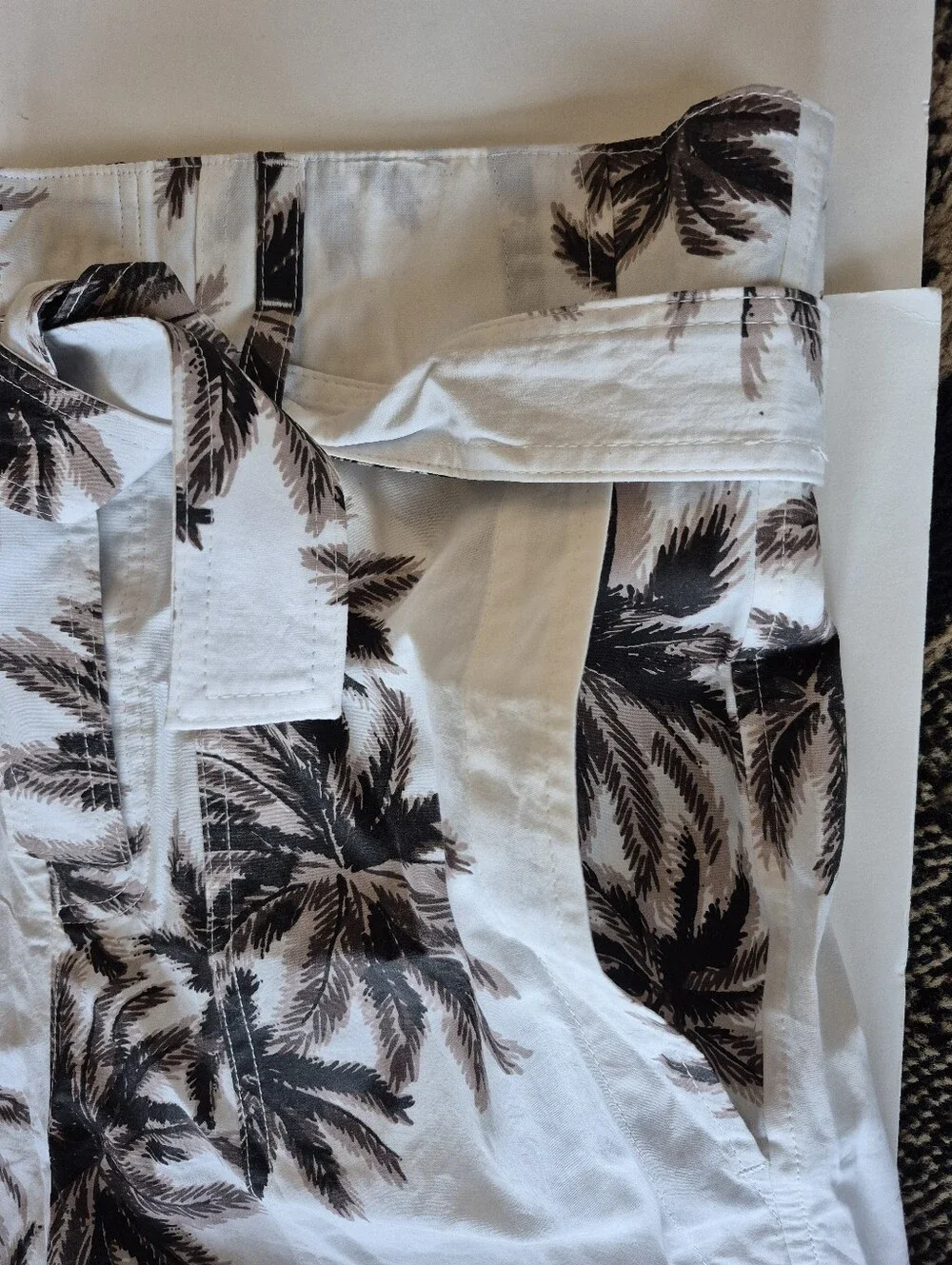 Le Superbe Bermuda Shorts White Palm Print Size 2 NEW
